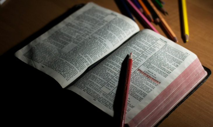 Leggere la Bibbia sine glossa. E sine smartphone