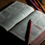 Leggere la Bibbia sine glossa. E sine smartphone